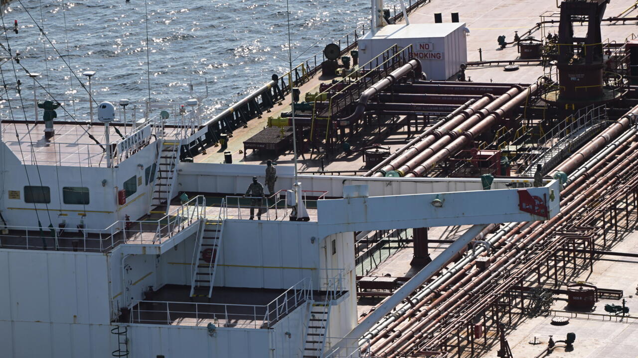AFP: Hải quân Pháp đổ bộ tàu 'hạm đội bóng tối' của Nga, bắt giữ 2 người- Ảnh 1. AFP: Hải quân Pháp đổ bộ tàu 'hạm đội bóng tối' của Nga, bắt giữ 2 người- Ảnh 1.