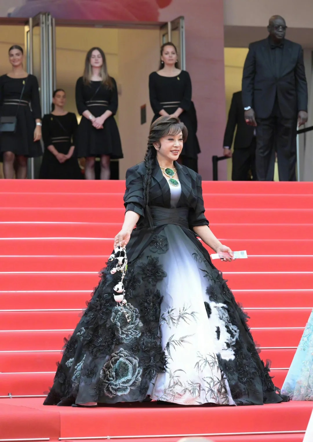 Vì sao Lưu Hiểu Khánh được mệnh danh là “Nữ hoàng phỉ thúy” của showbiz Hoa ngữ?- Ảnh 9.