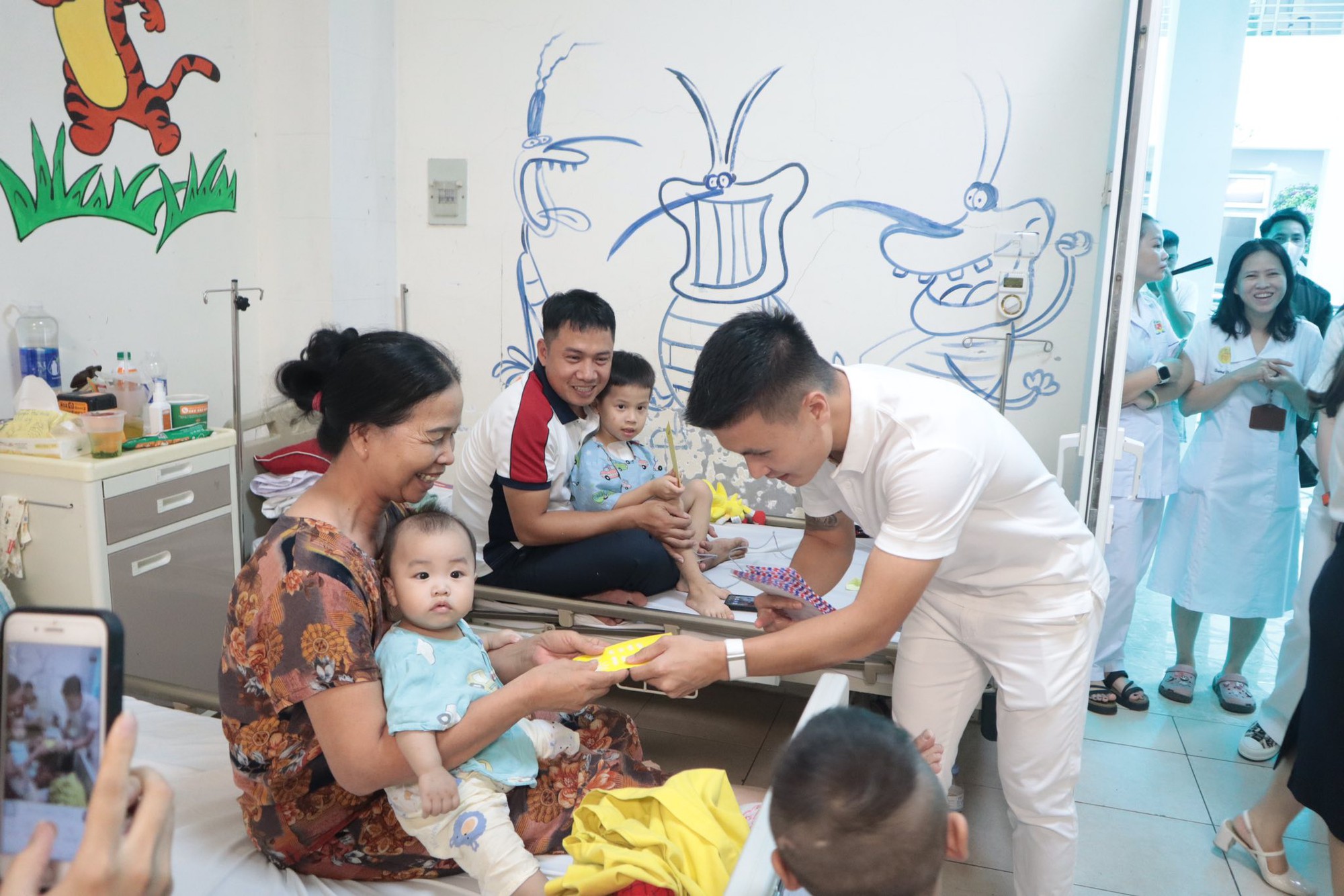 Dàn cầu thủ Việt chăm làm từ thiện nhất: Quang Hải, Tiến Linh, Văn Toàn được gọi tên- Ảnh 1. Dàn cầu thủ Việt chăm làm từ thiện nhất: Quang Hải, Tiến Linh, Văn Toàn được gọi tên- Ảnh 1.