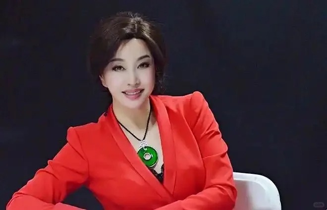 Vì sao Lưu Hiểu Khánh được mệnh danh là “Nữ hoàng phỉ thúy” của showbiz Hoa ngữ?- Ảnh 2.