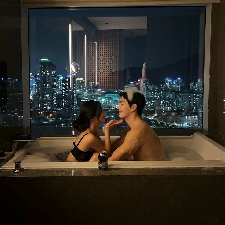 Bạn gái hơn 5 tuổi mang thai, hứa 