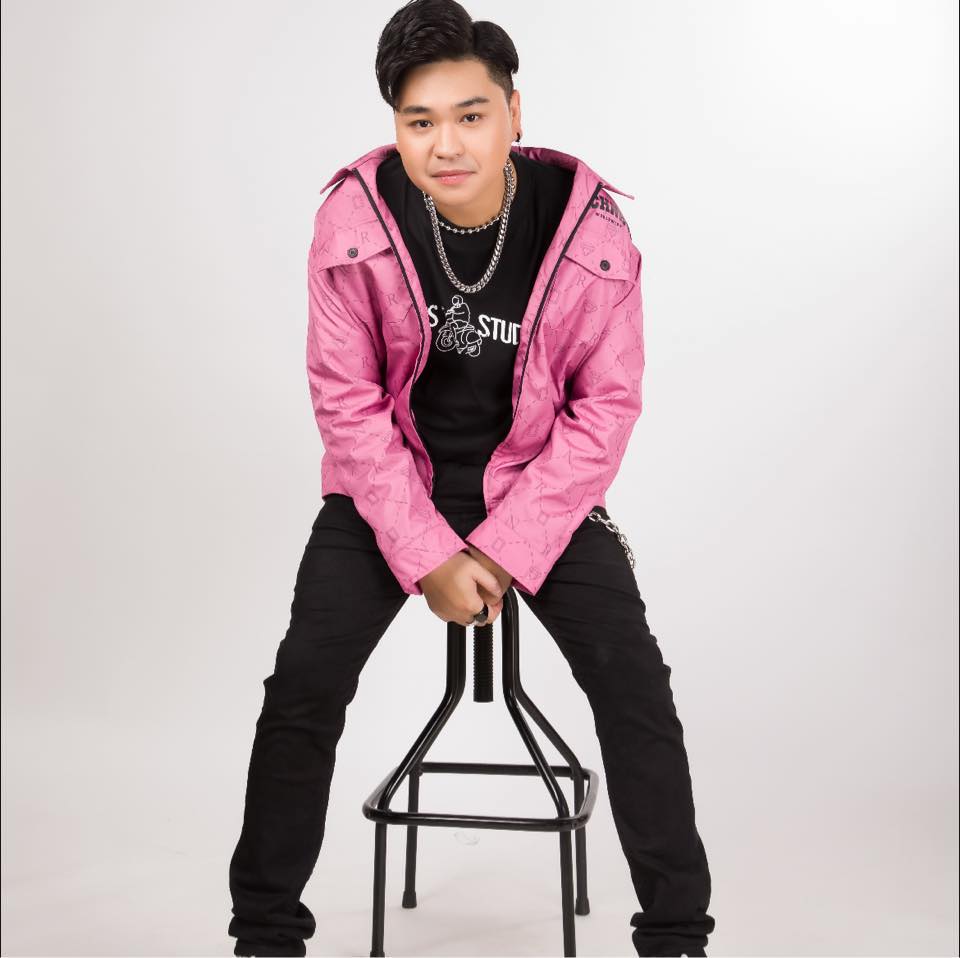 Vẻ ngoài bụi bặm, bên trong ấm áp ở tuổi 33 của nam ca sĩ lấy vợ lỡ một lần đò, có 2 con riêng- Ảnh 1. Vẻ ngoài bụi bặm, bên trong ấm áp ở tuổi 33 của nam ca sĩ lấy vợ lỡ một lần đò, có 2 con riêng- Ảnh 1.