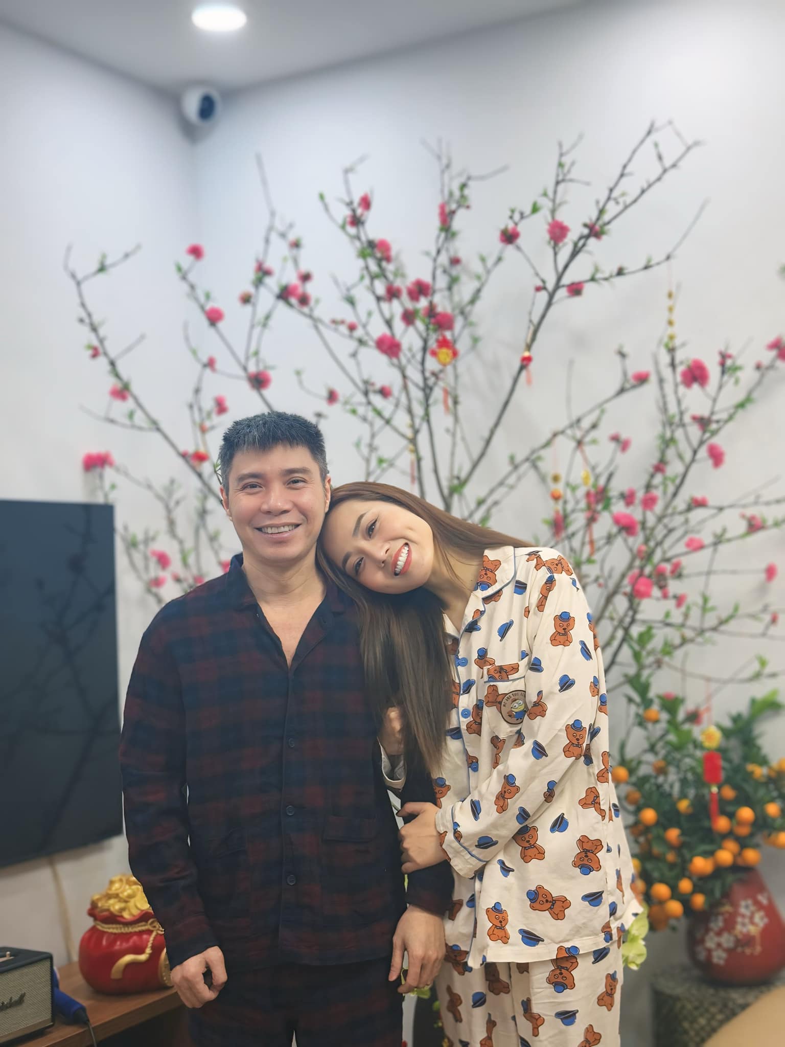 Nhan sắc vợ 3, chăm chồng như chăm em bé của nam NSND xin từ chức Phó Giám đốc Nhà hát kịch Hà Nội- Ảnh 6. Nhan sắc vợ 3, chăm chồng như chăm em bé của nam NSND xin từ chức Phó Giám đốc Nhà hát kịch Hà Nội- Ảnh 6.