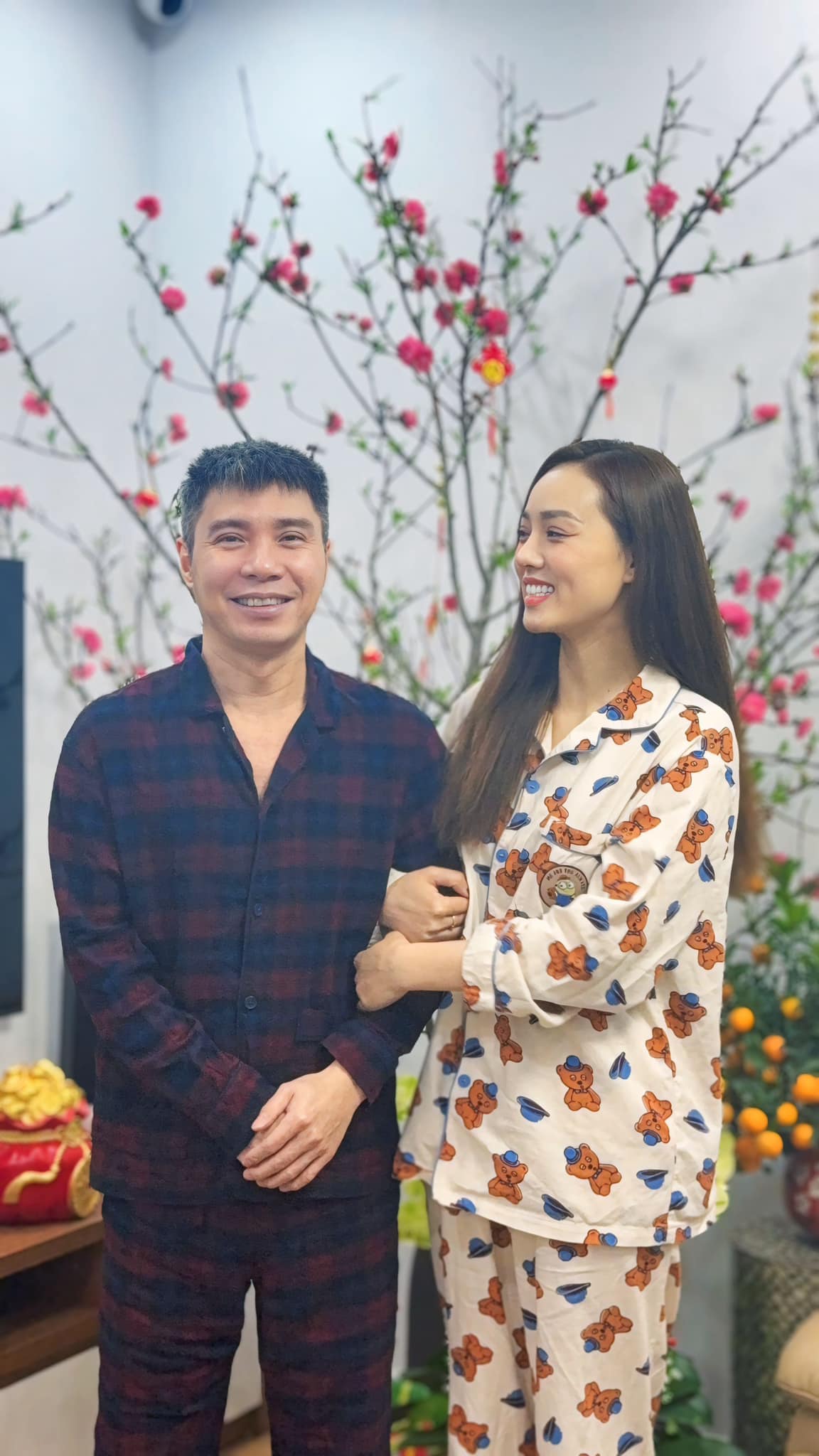 Nhan sắc vợ 3, chăm chồng như chăm em bé của nam NSND xin từ chức Phó Giám đốc Nhà hát kịch Hà Nội- Ảnh 5. Nhan sắc vợ 3, chăm chồng như chăm em bé của nam NSND xin từ chức Phó Giám đốc Nhà hát kịch Hà Nội- Ảnh 5.