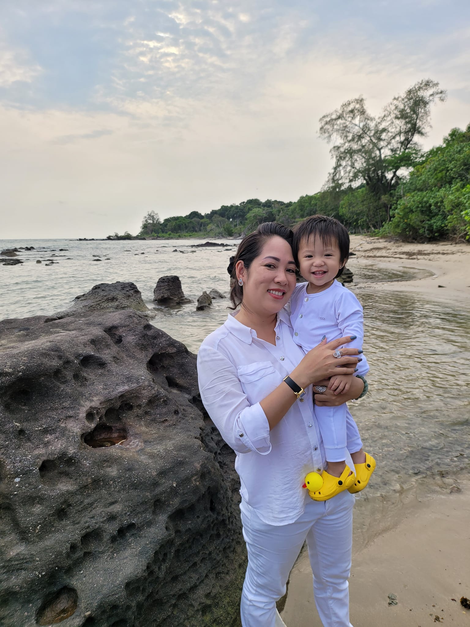 Nhan sắc vợ 3, kém 29 tuổi của “vua hài” từng cầm 300 cây vàng mua siêu xe, giờ bán cơm tấm- Ảnh 5.