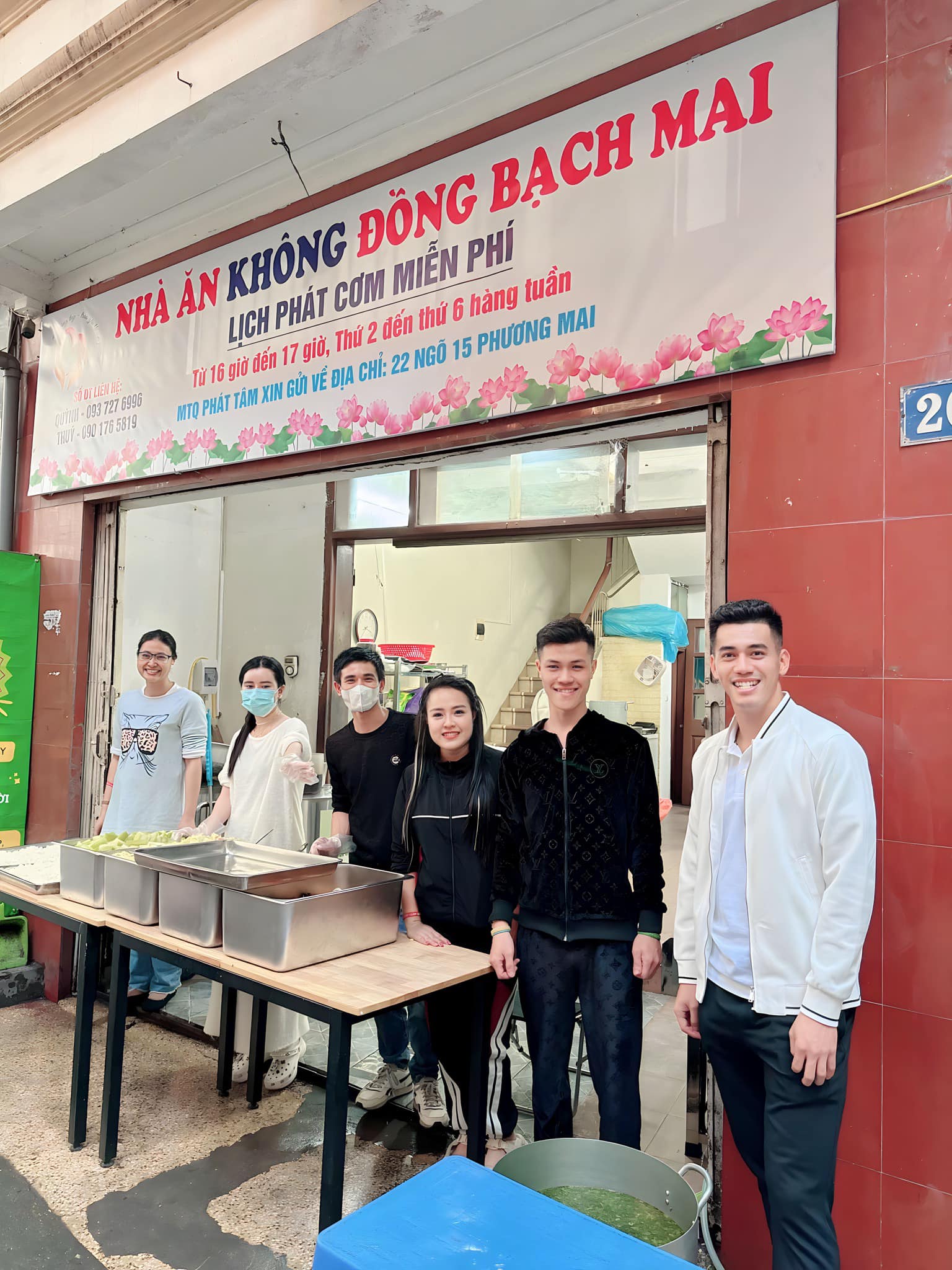 Dàn cầu thủ Việt chăm làm từ thiện nhất: Quang Hải, Tiến Linh, Văn Toàn được gọi tên- Ảnh 4. Dàn cầu thủ Việt chăm làm từ thiện nhất: Quang Hải, Tiến Linh, Văn Toàn được gọi tên- Ảnh 4.