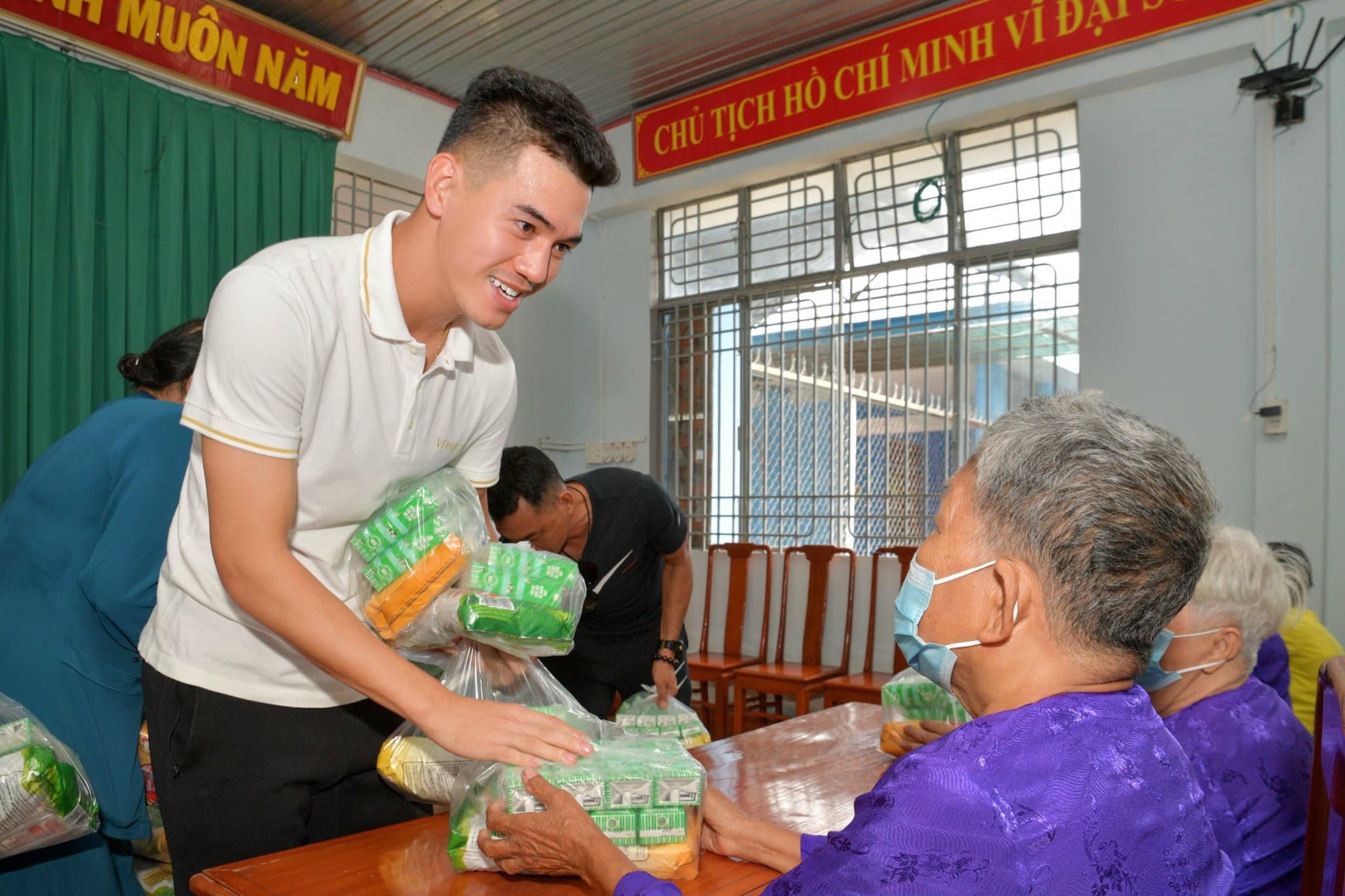 Dàn cầu thủ Việt chăm làm từ thiện nhất: Quang Hải, Tiến Linh, Văn Toàn được gọi tên- Ảnh 3. Dàn cầu thủ Việt chăm làm từ thiện nhất: Quang Hải, Tiến Linh, Văn Toàn được gọi tên- Ảnh 3.