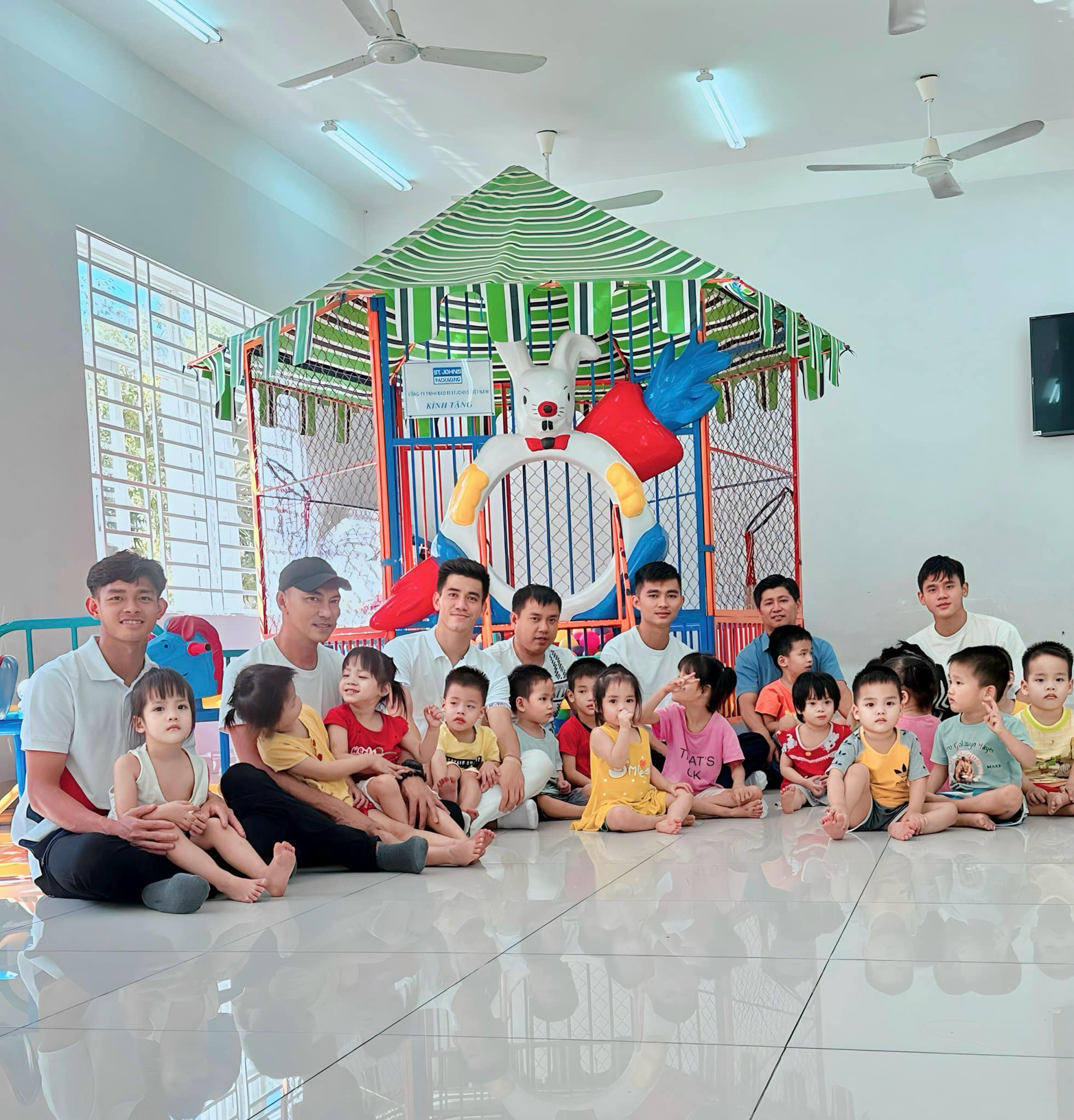 Dàn cầu thủ Việt chăm làm từ thiện nhất: Quang Hải, Tiến Linh, Văn Toàn được gọi tên- Ảnh 5. Dàn cầu thủ Việt chăm làm từ thiện nhất: Quang Hải, Tiến Linh, Văn Toàn được gọi tên- Ảnh 5.