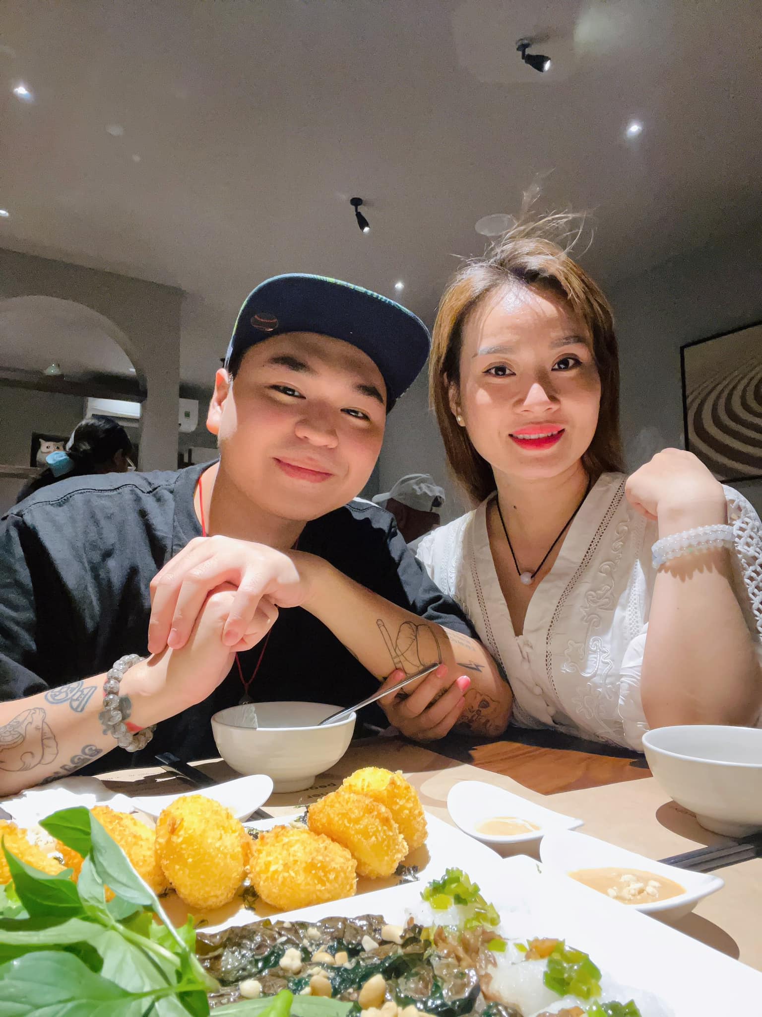 Vẻ ngoài bụi bặm, bên trong ấm áp ở tuổi 33 của nam ca sĩ lấy vợ lỡ một lần đò, có 2 con riêng- Ảnh 3. Vẻ ngoài bụi bặm, bên trong ấm áp ở tuổi 33 của nam ca sĩ lấy vợ lỡ một lần đò, có 2 con riêng- Ảnh 3.