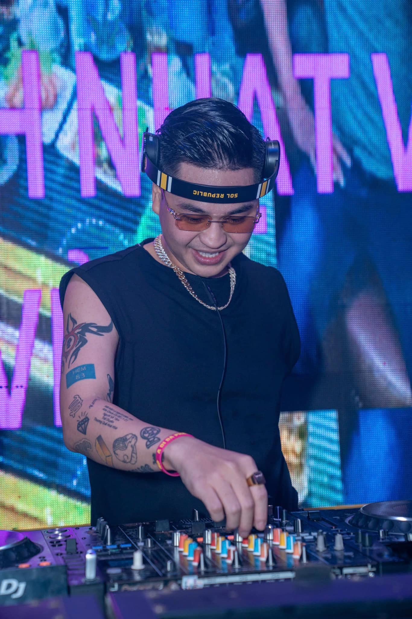 Vẻ ngoài bụi bặm, bên trong ấm áp ở tuổi 33 của nam ca sĩ lấy vợ lỡ một lần đò, có 2 con riêng- Ảnh 4. Vẻ ngoài bụi bặm, bên trong ấm áp ở tuổi 33 của nam ca sĩ lấy vợ lỡ một lần đò, có 2 con riêng- Ảnh 4.