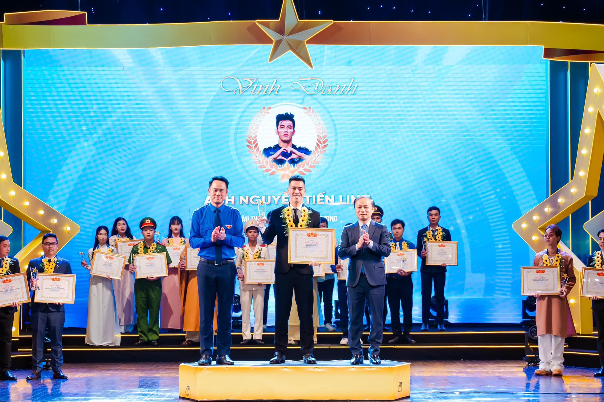 Dàn cầu thủ Việt chăm làm từ thiện nhất: Quang Hải, Tiến Linh, Văn Toàn được gọi tên- Ảnh 2. Dàn cầu thủ Việt chăm làm từ thiện nhất: Quang Hải, Tiến Linh, Văn Toàn được gọi tên- Ảnh 2.