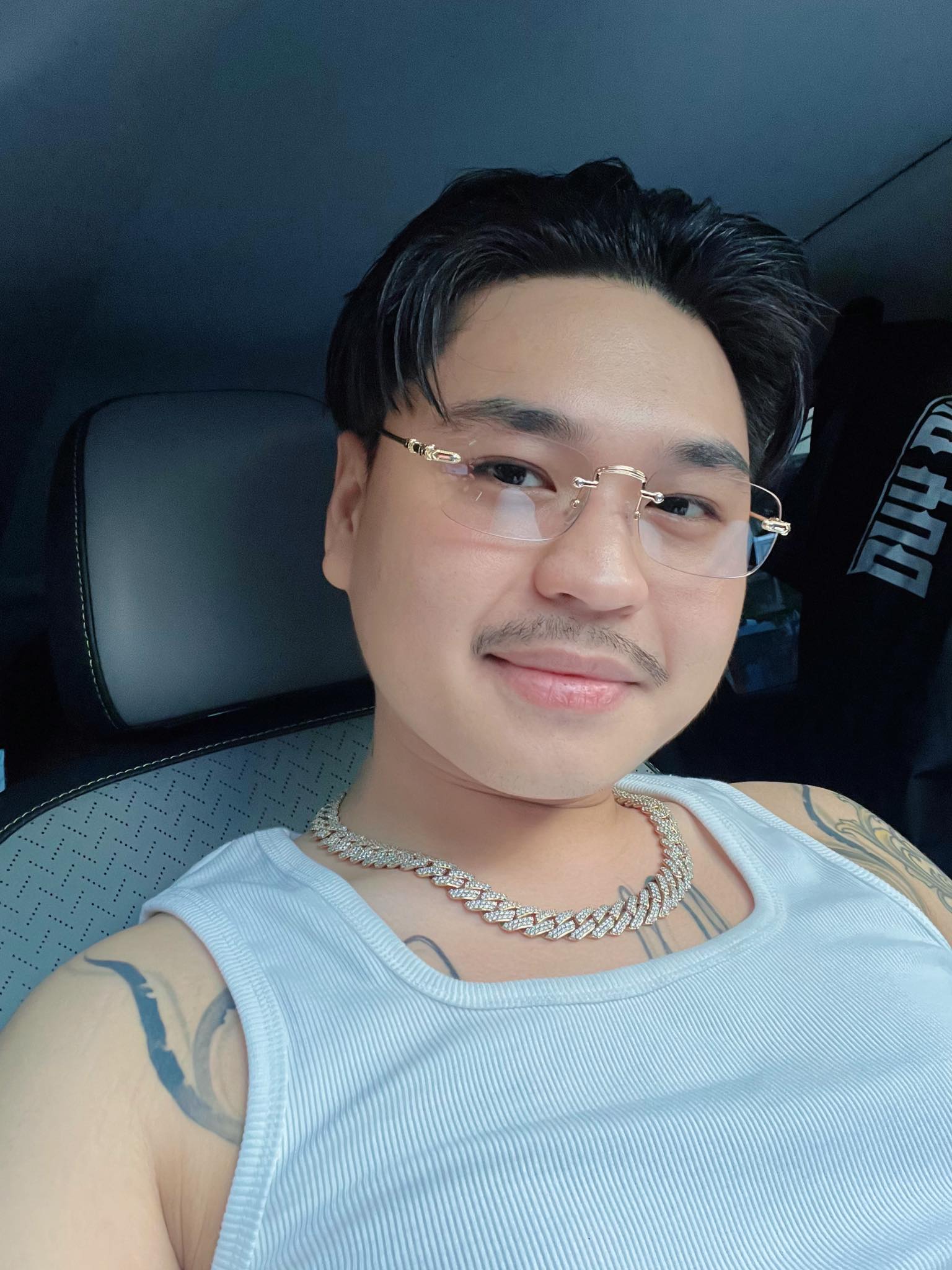 Vẻ ngoài bụi bặm, bên trong ấm áp ở tuổi 33 của nam ca sĩ lấy vợ lỡ một lần đò, có 2 con riêng- Ảnh 7. Vẻ ngoài bụi bặm, bên trong ấm áp ở tuổi 33 của nam ca sĩ lấy vợ lỡ một lần đò, có 2 con riêng- Ảnh 7.