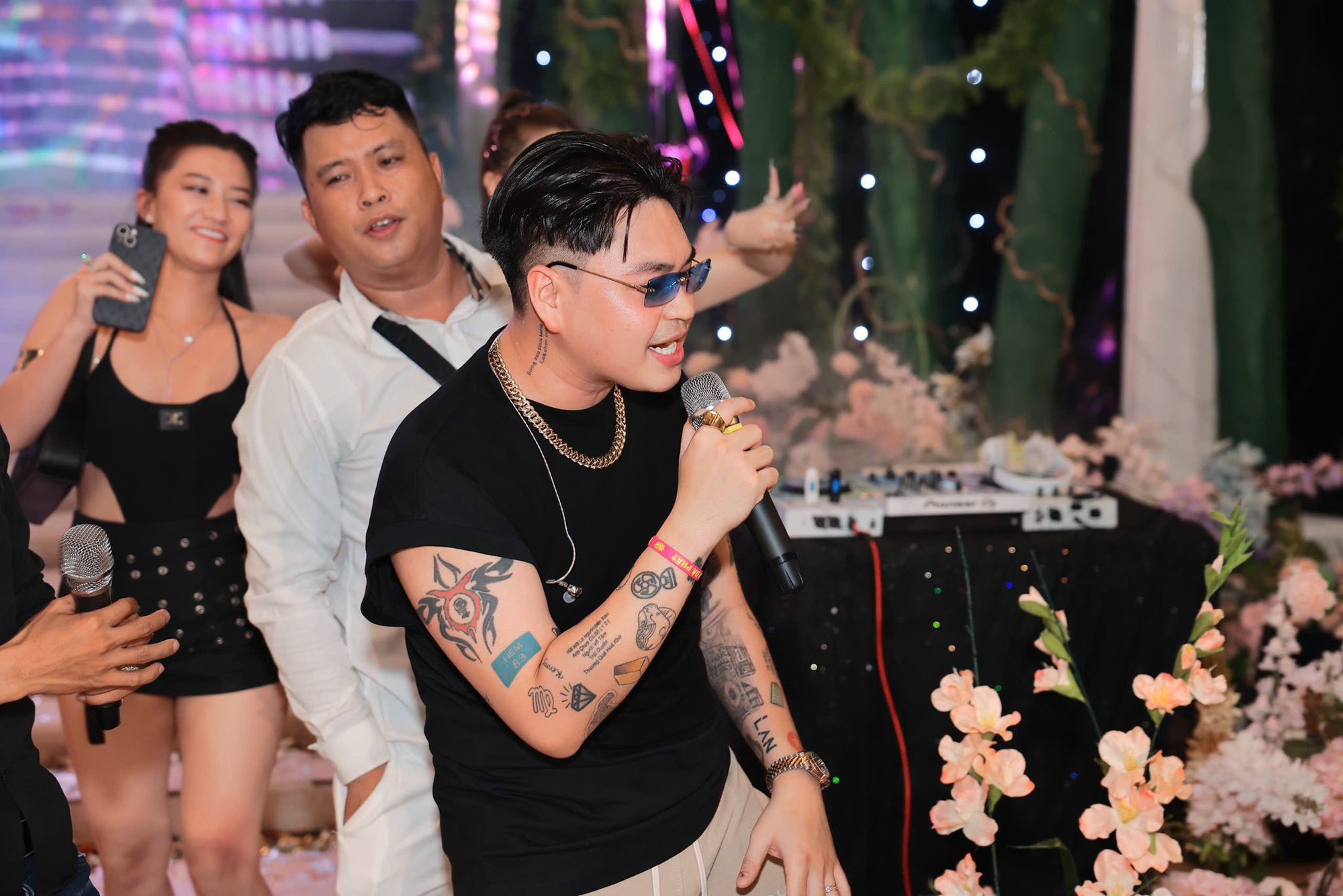 Vẻ ngoài bụi bặm, bên trong ấm áp ở tuổi 33 của nam ca sĩ lấy vợ lỡ một lần đò, có 2 con riêng- Ảnh 5. Vẻ ngoài bụi bặm, bên trong ấm áp ở tuổi 33 của nam ca sĩ lấy vợ lỡ một lần đò, có 2 con riêng- Ảnh 5.