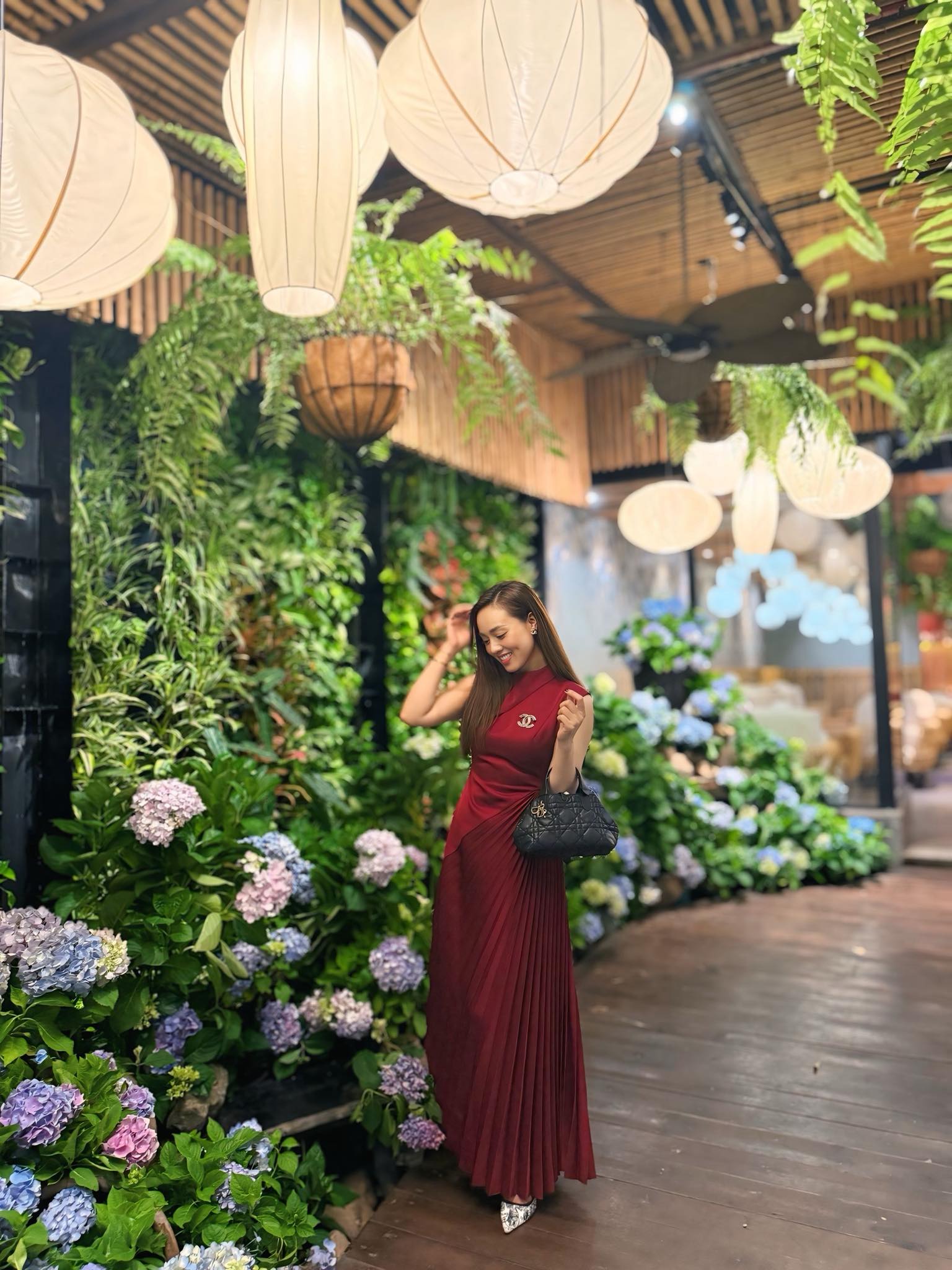 Nhan sắc vợ 3, chăm chồng như chăm em bé của nam NSND xin từ chức Phó Giám đốc Nhà hát kịch Hà Nội- Ảnh 11. Nhan sắc vợ 3, chăm chồng như chăm em bé của nam NSND xin từ chức Phó Giám đốc Nhà hát kịch Hà Nội- Ảnh 11.