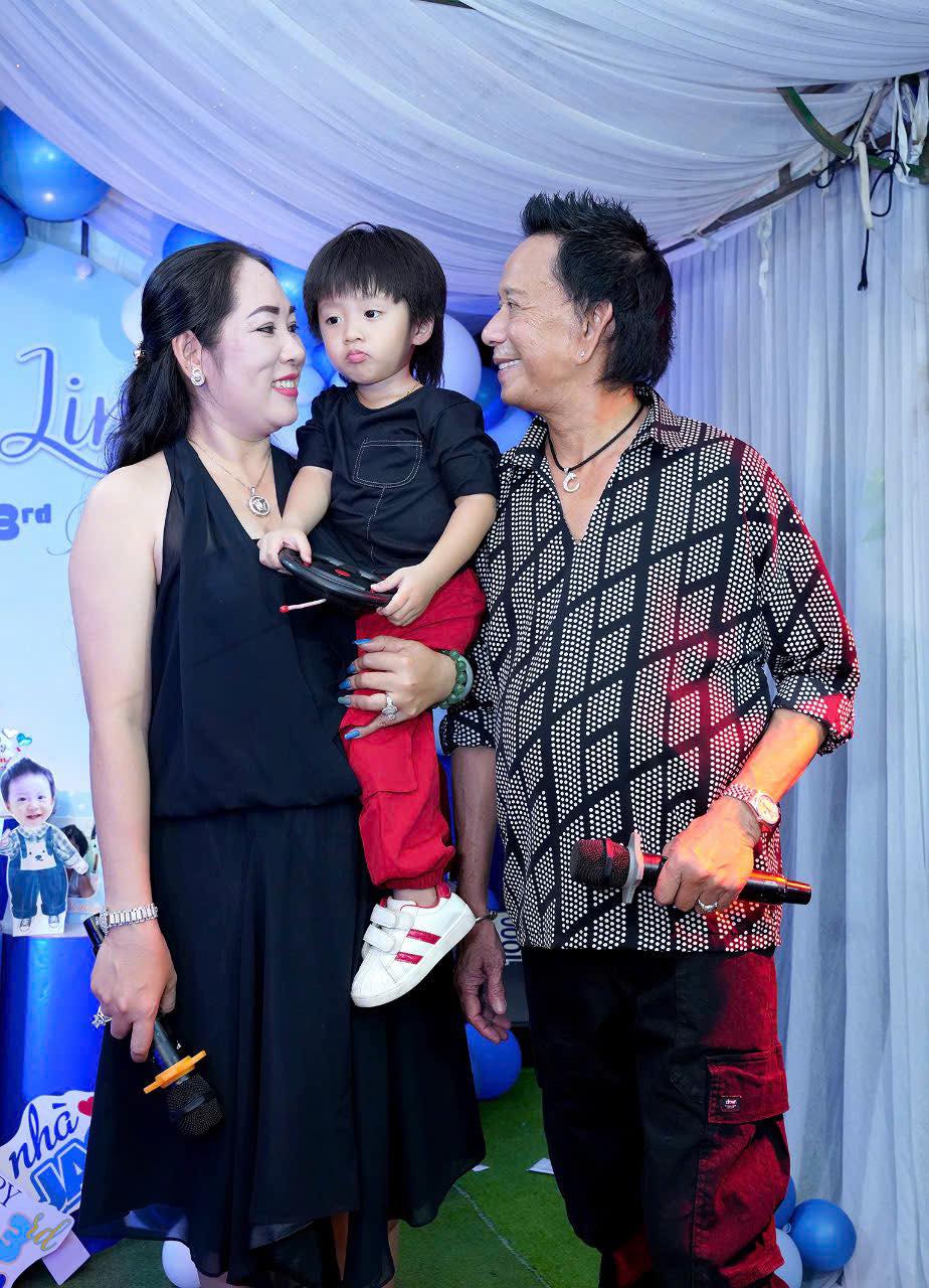 Nhan sắc vợ 3, kém 29 tuổi của “vua hài” từng cầm 300 cây vàng mua siêu xe, giờ bán cơm tấm- Ảnh 4.