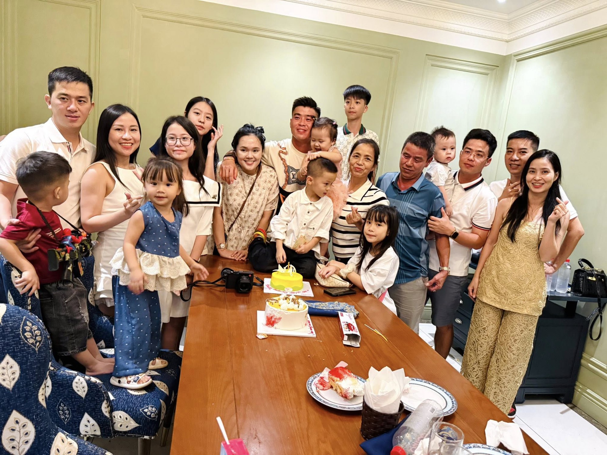 Duy Mạnh được vợ tặng vòng tay gần 200 triệu, tiểu thư Quỳnh Anh gây chú ý với mặt mộc ở nhà chồng- Ảnh 2. Duy Mạnh được vợ tặng vòng tay gần 200 triệu, tiểu thư Quỳnh Anh gây chú ý với mặt mộc ở nhà chồng- Ảnh 2.