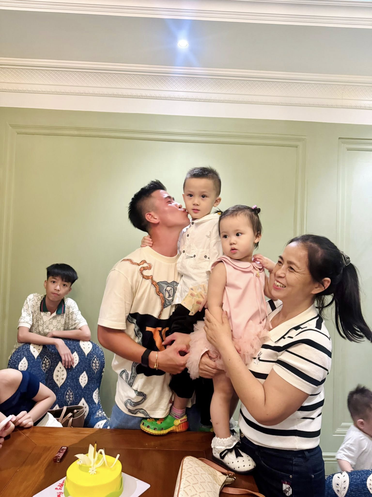 Duy Mạnh được vợ tặng vòng tay gần 200 triệu, tiểu thư Quỳnh Anh gây chú ý với mặt mộc ở nhà chồng- Ảnh 1. Duy Mạnh được vợ tặng vòng tay gần 200 triệu, tiểu thư Quỳnh Anh gây chú ý với mặt mộc ở nhà chồng- Ảnh 1.