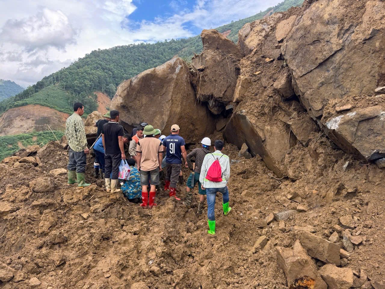 Đã tìm thấy chiếc xe bán tải mất tích, hi vọng một phép màu với 3 nạn nhân bên trong- Ảnh 5.