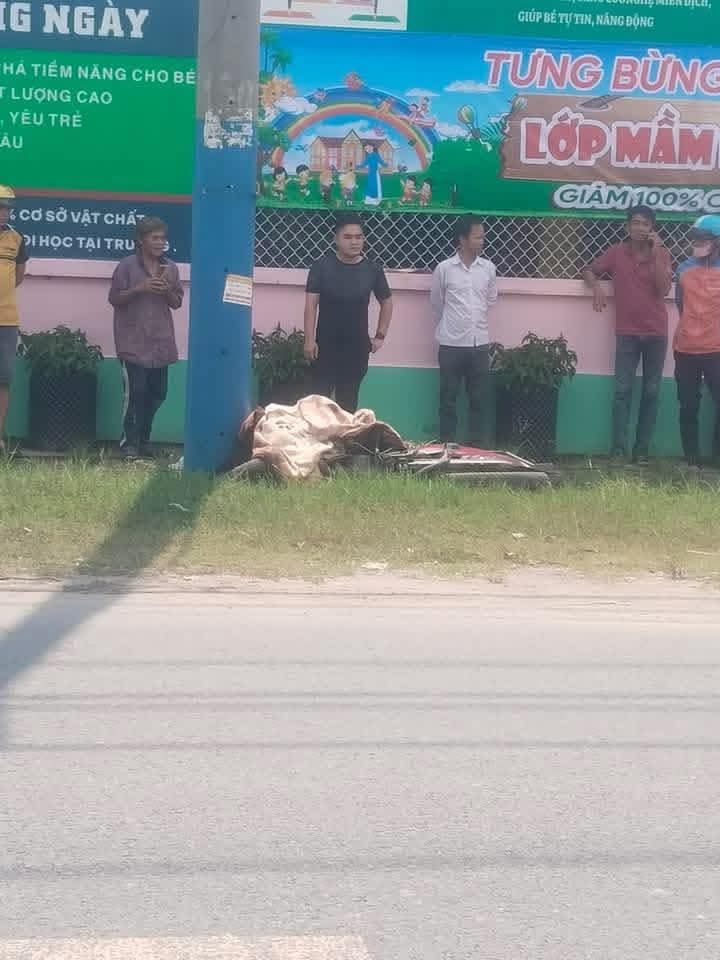 Trên đường đi đóng viện phí cho mẹ, người phụ nữ lao xe vào cột điện, tử vong tại chỗ: 7 giây thương tâm- Ảnh 1. Trên đường đi đóng viện phí cho mẹ, người phụ nữ lao xe vào cột điện, tử vong tại chỗ: 7 giây thương tâm- Ảnh 1.