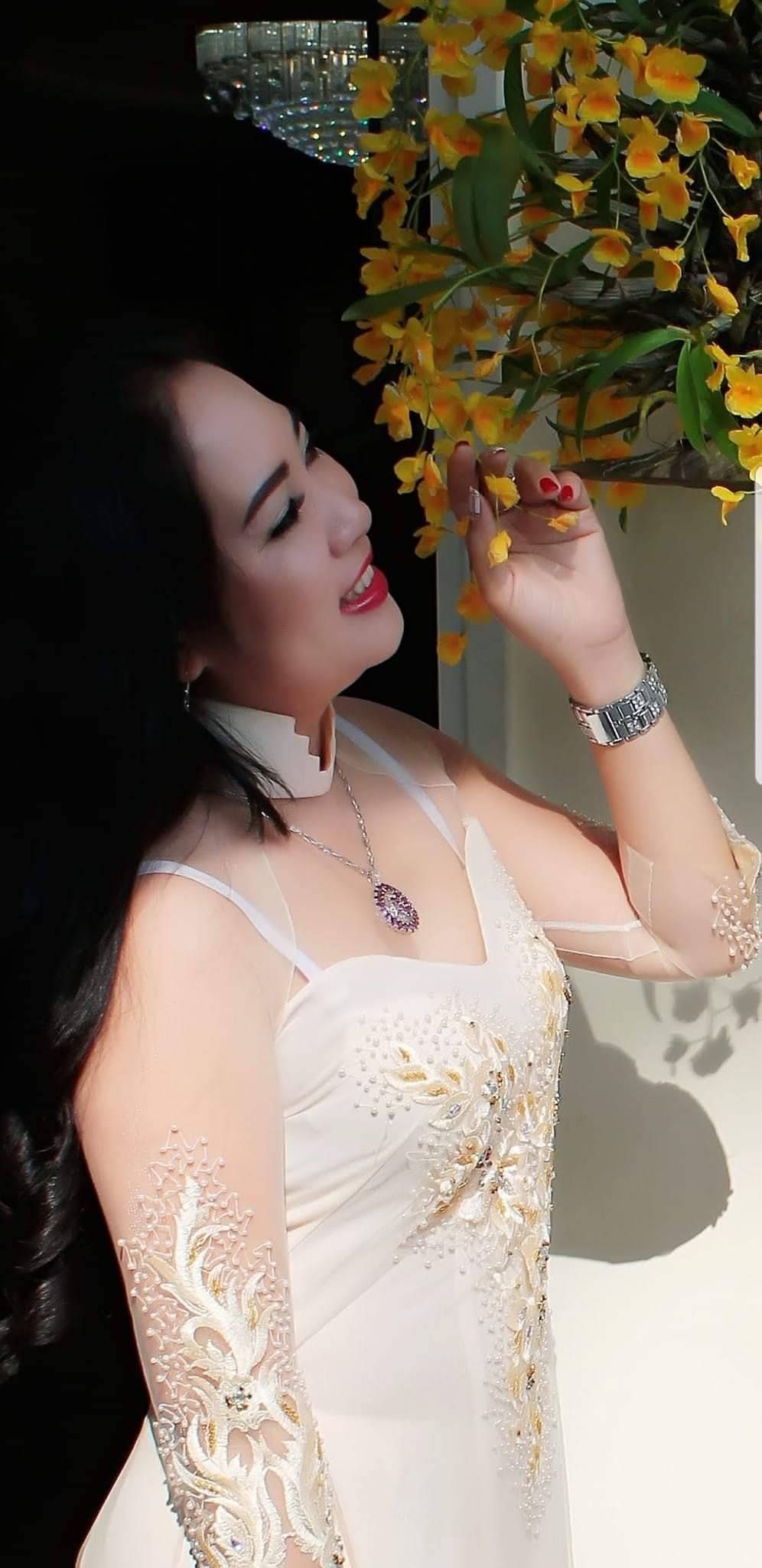 Nhan sắc vợ 3, kém 29 tuổi của “vua hài” từng cầm 300 cây vàng mua siêu xe, giờ bán cơm tấm- Ảnh 6.