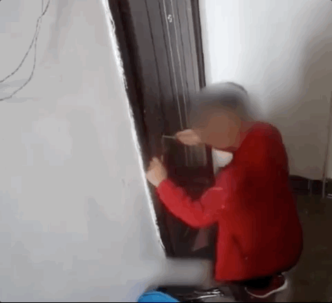 Nhặt được tờ tiền 20 tệ, bé trai báo cảnh sát, vô tình giúp triệt phá vụ án bắt cóc 11 người ly kỳ như phim- Ảnh 2.