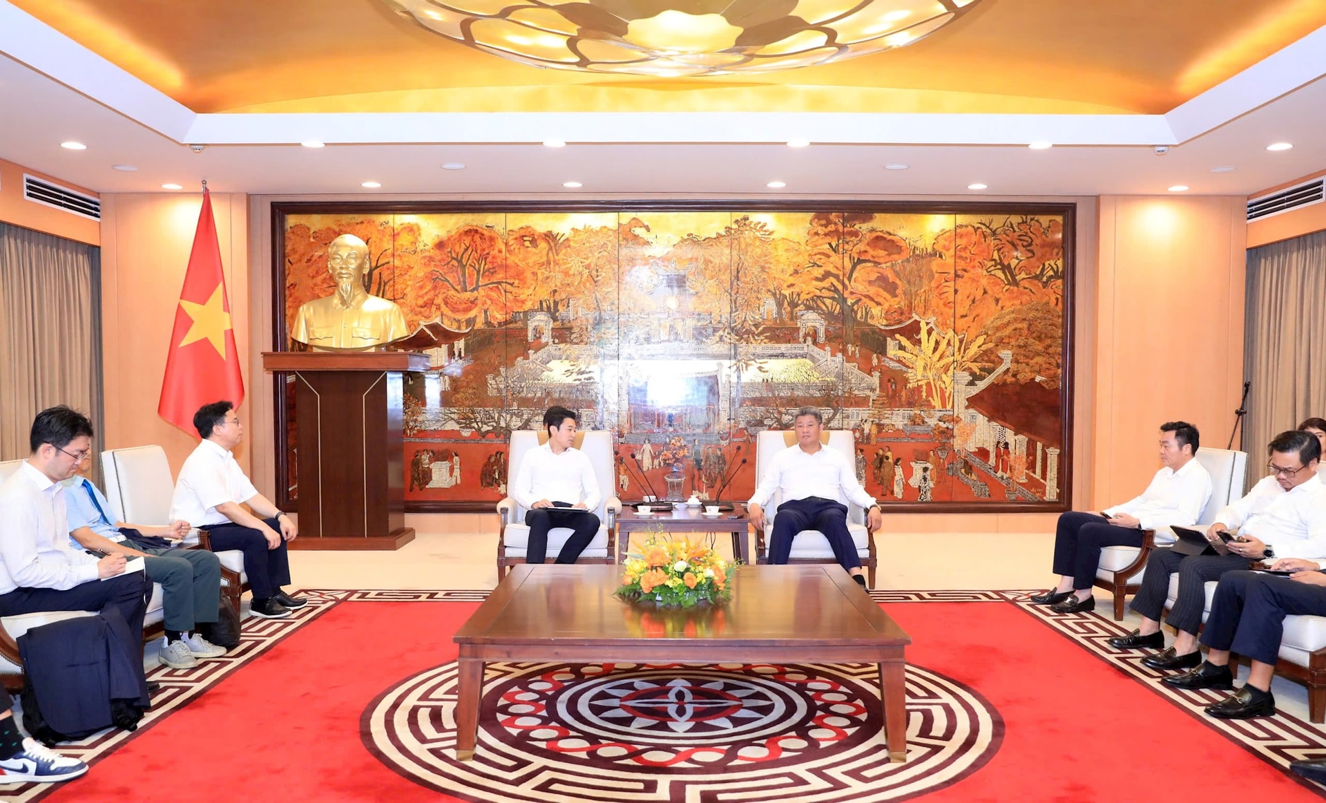 LG ENSOL đề xuất dự án tủ đổi pin, năng lực đáp ứng 100.000 xe máy điện tại Hà Nội- Ảnh 1.