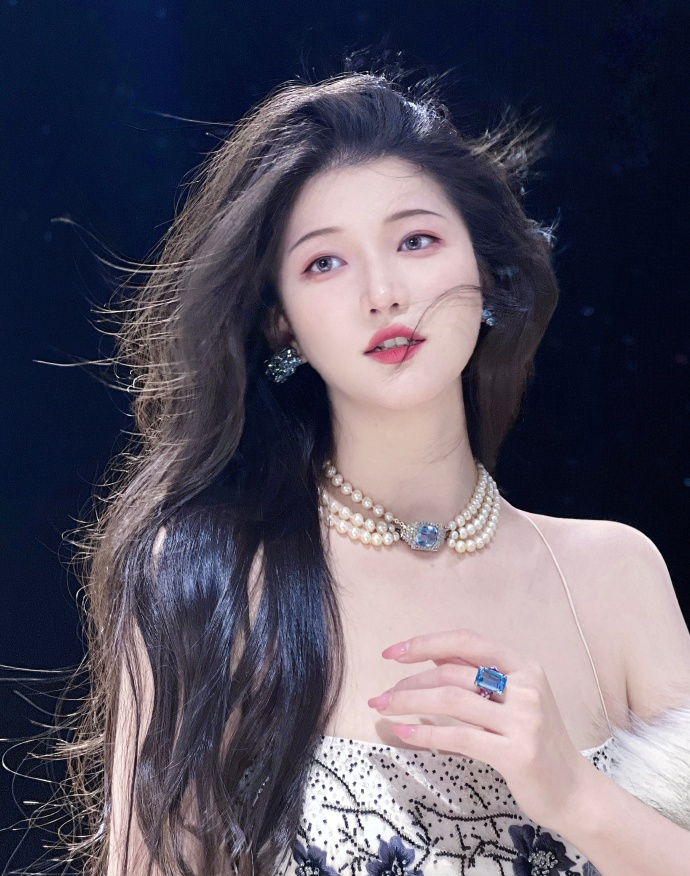 “Rửa mắt” với cuộc sống xa hoa của phú bà U35: Shopping ngọc ngà châu báu, tậu 99 món vàng ròng và biệt phủ cho con gái 3 tuổi!- Ảnh 2.