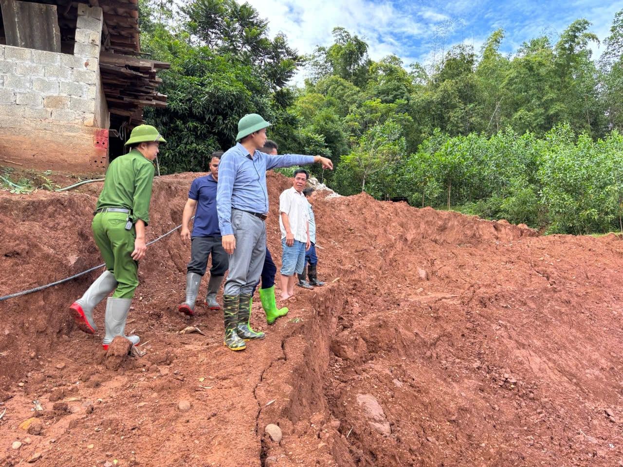 Xuất hiện vết nứt lớn trên sườn dốc ở Phú Thọ, di dời 84 người dân- Ảnh 1.