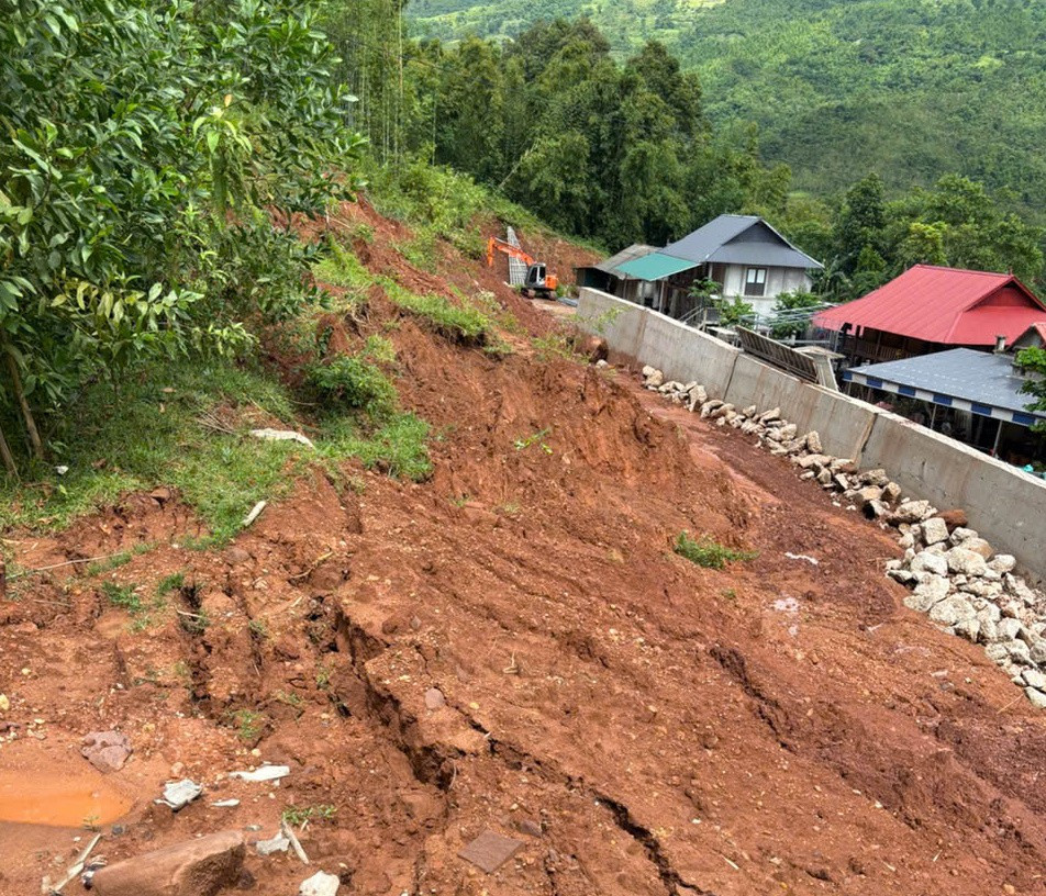 Xuất hiện vết nứt lớn trên sườn dốc ở Phú Thọ, di dời 84 người dân- Ảnh 2.
