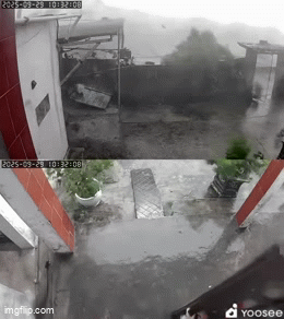 10 giây lốc xoáy kinh hoàng cuốn phăng mái nhà ở Hải Phòng: Cuộc gọi hoảng loạn của bé lớp 2 khiến bố mẹ rùng mình- Ảnh 1.