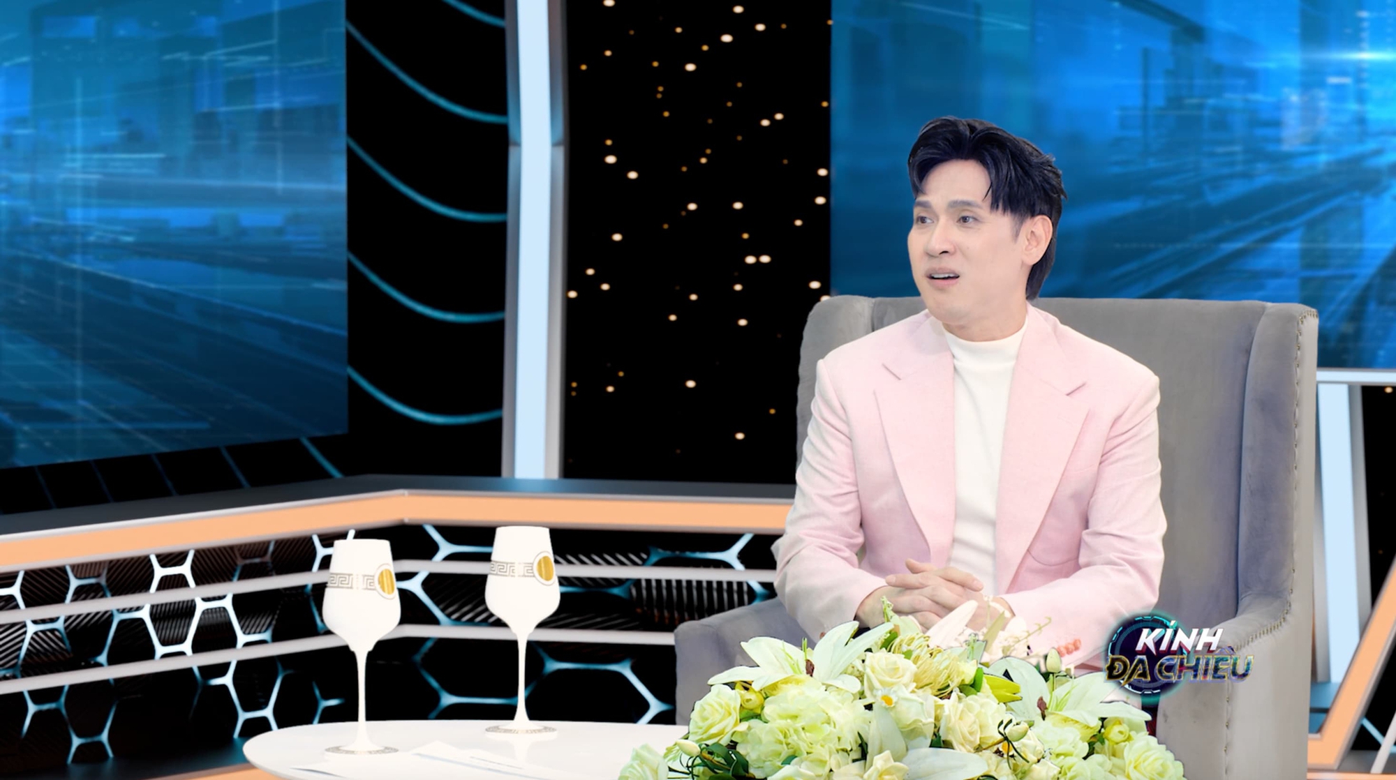 Nam ca sĩ là Viện phó 50 tuổi: "Tự nhiên tôi nổi da gà"- Ảnh 1.