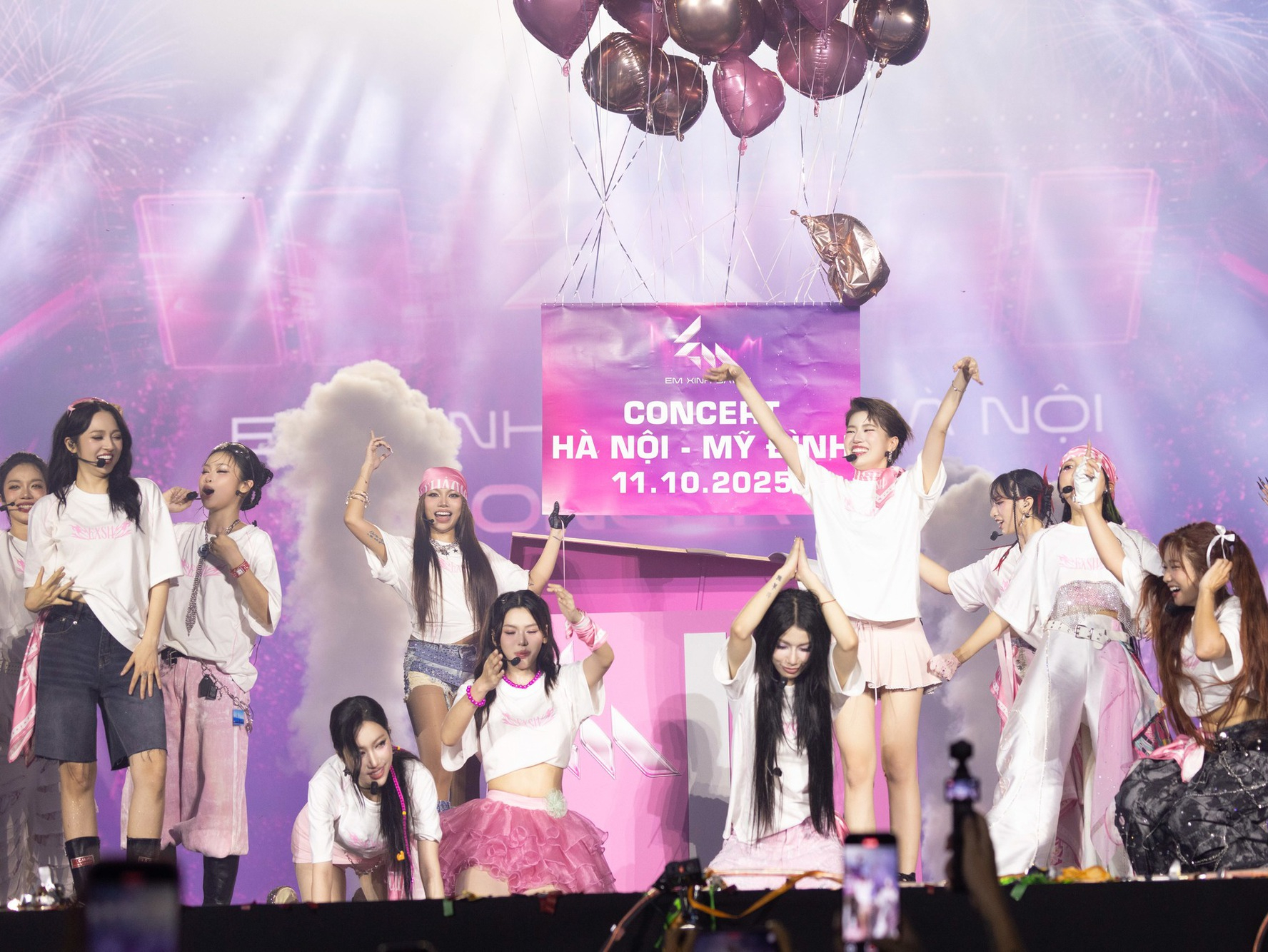 Tình hình bán vé concert Em Xinh ở Mỹ Đình gây lo lắng- Ảnh 1. Tình hình bán vé concert Em Xinh ở Mỹ Đình gây lo lắng- Ảnh 1.