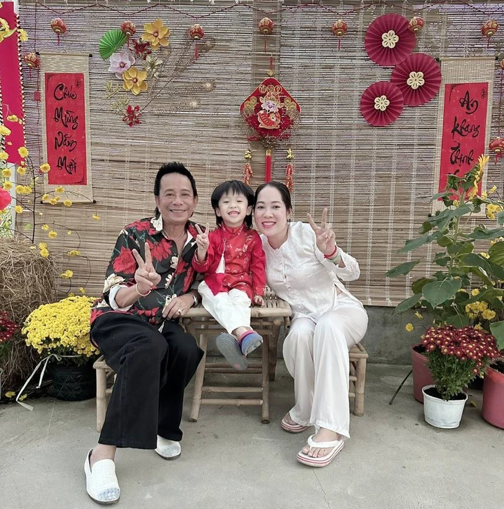 Nhan sắc vợ 3, kém 29 tuổi của “vua hài” từng cầm 300 cây vàng mua siêu xe, giờ bán cơm tấm- Ảnh 7.