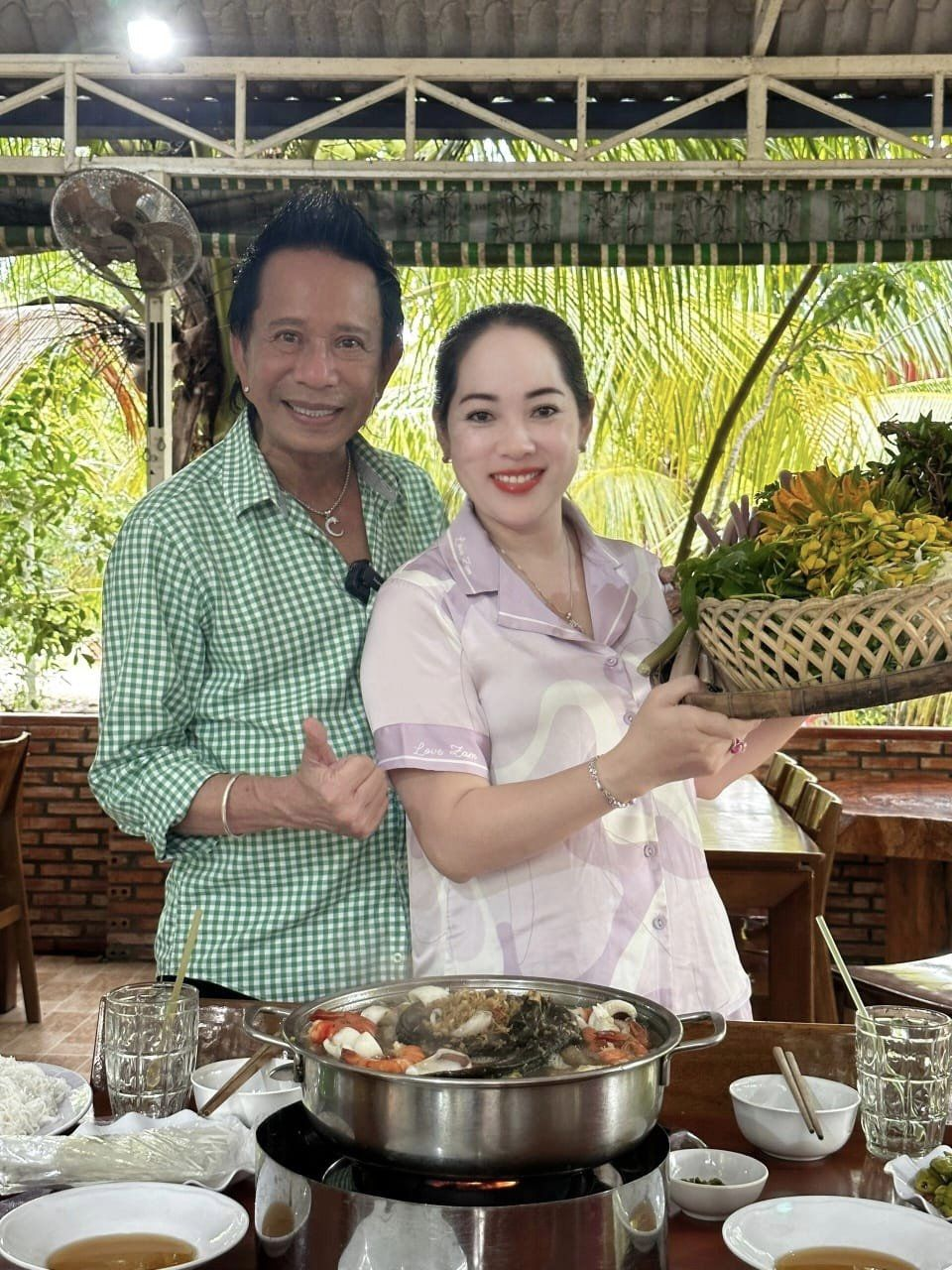 Nhan sắc vợ 3, kém 29 tuổi của “vua hài” từng cầm 300 cây vàng mua siêu xe, giờ bán cơm tấm- Ảnh 10.