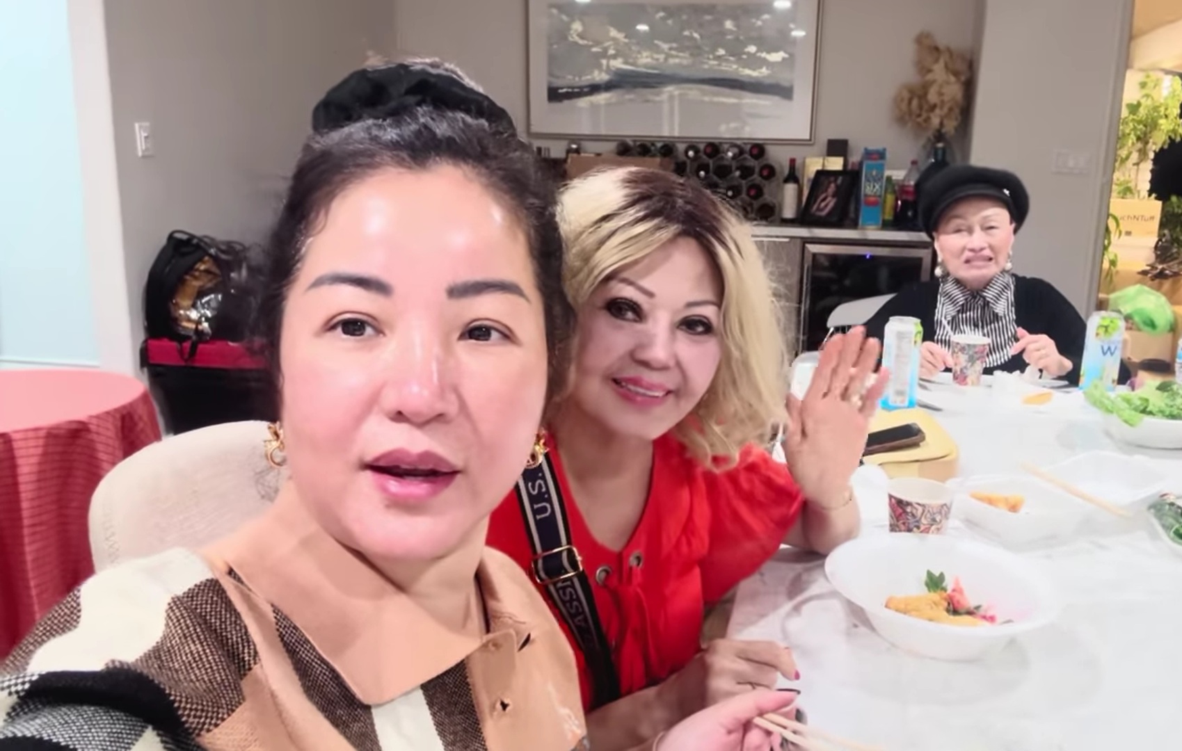 Mẹ Bằng Kiều nói thẳng 1 đàn em nổi tiếng: "Do con tham tiền, thèm tiền nên khổ"- Ảnh 1. Mẹ Bằng Kiều nói thẳng 1 đàn em nổi tiếng: "Do con tham tiền, thèm tiền nên khổ"- Ảnh 1.