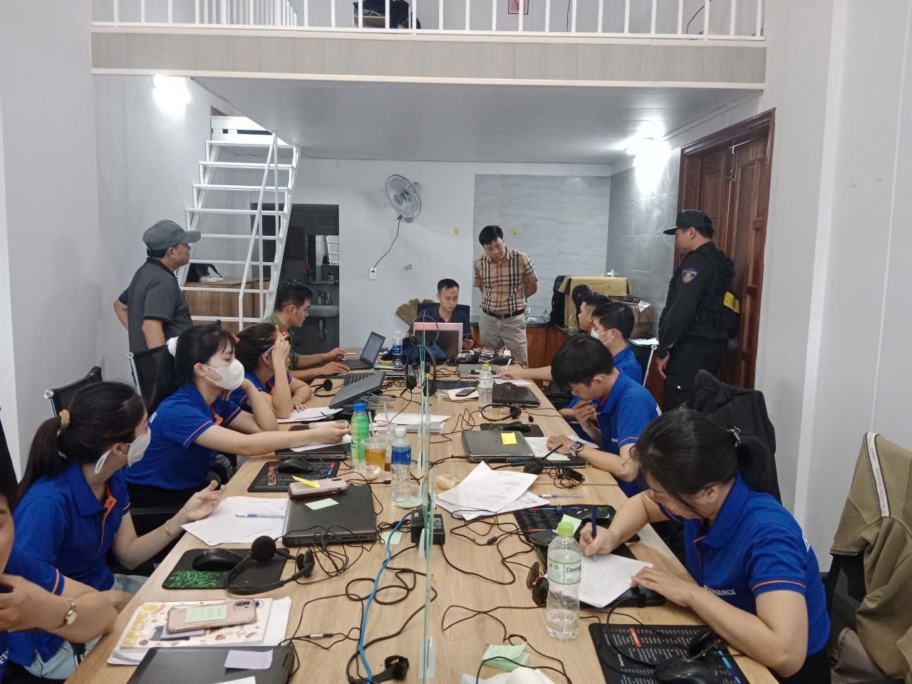 Công an đồng loạt ập vào 10 chi nhánh Công ty Dịch vụ Huy Hoàng FN, triệt phá đường dây dụ hàng trăm nghìn người mở thẻ tín dụng để chiếm đoạt tài sản- Ảnh 2.