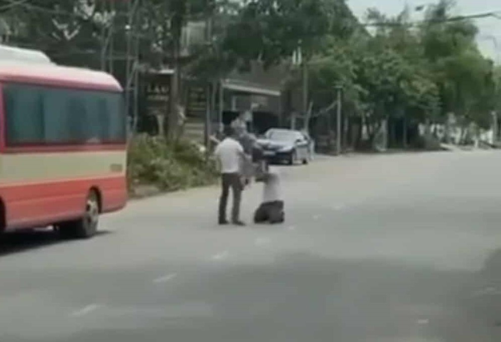 VIDEO: T&agrave;i xế xe bu&yacute;t quỳ lạy giữa đường van xin vẫn bị đ&aacute;nh li&ecirc;n tiếp v&agrave;o người- Ảnh 1.