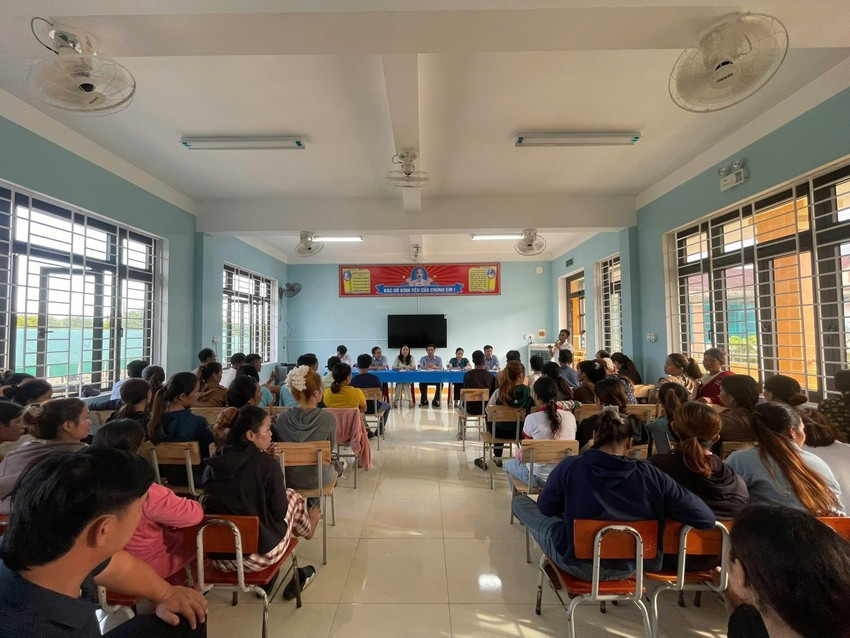 Quảng Trị: Đình chỉ công tác nữ Phó Hiệu trưởng 'độc quyền bếp ăn' sau vụ ngộ độc tập thể.- Ảnh 2.