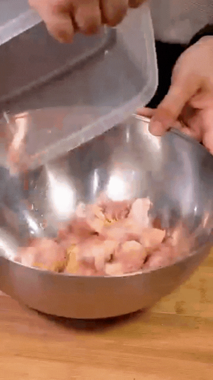 Chàng Tây mê mẩn ẩm thực Việt: Chăm chỉ nấu ăn ở nhà, món gì cũng "dám" thử, kỹ năng "chuẩn cơm mẹ nấu" khiến người Việt xem cũng phải trầm trồ- Ảnh 17. Chàng Tây mê mẩn ẩm thực Việt: Chăm chỉ nấu ăn ở nhà, món gì cũng "dám" thử, kỹ năng "chuẩn cơm mẹ nấu" khiến người Việt xem cũng phải trầm trồ- Ảnh 17.