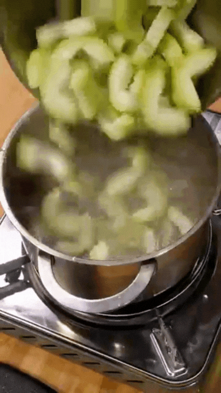Chàng Tây mê mẩn ẩm thực Việt: Chăm chỉ nấu ăn ở nhà, món gì cũng "dám" thử, kỹ năng "chuẩn cơm mẹ nấu" khiến người Việt xem cũng phải trầm trồ- Ảnh 15. Chàng Tây mê mẩn ẩm thực Việt: Chăm chỉ nấu ăn ở nhà, món gì cũng "dám" thử, kỹ năng "chuẩn cơm mẹ nấu" khiến người Việt xem cũng phải trầm trồ- Ảnh 15.