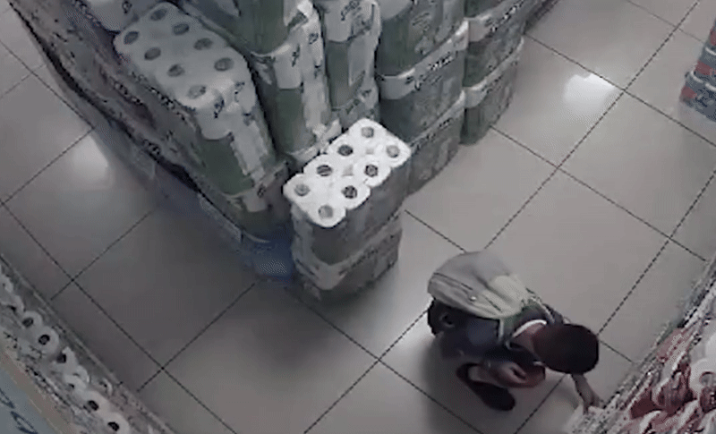 Cả siêu thị hỗn loạn vì hành động của cậu bé 10 tuổi- Ảnh 1.