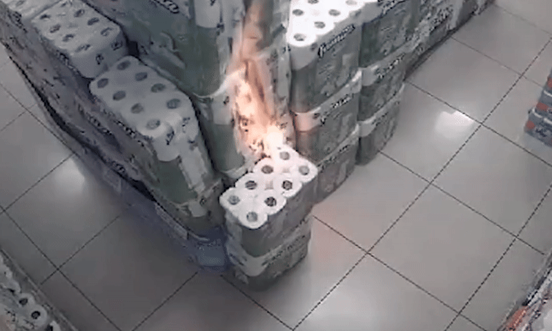 Cả siêu thị hỗn loạn vì hành động của cậu bé 10 tuổi- Ảnh 2.