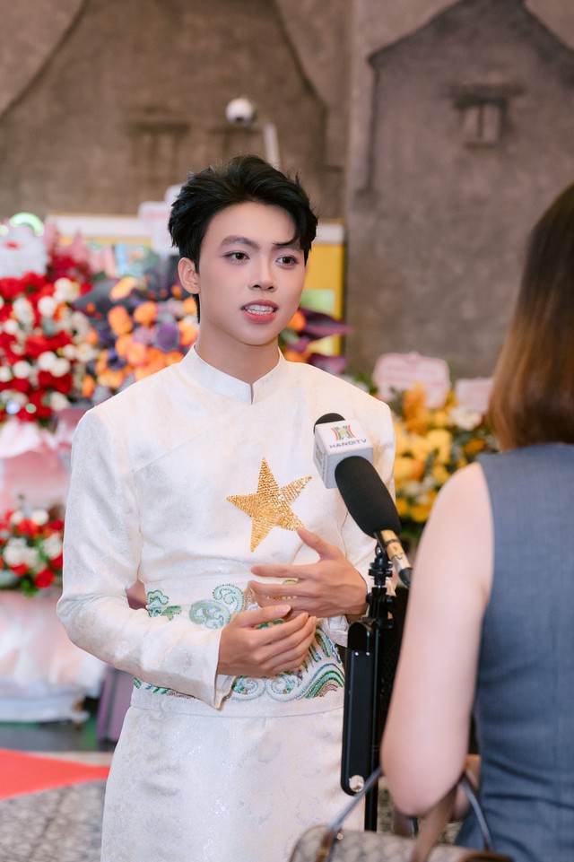 Lưu Quốc Vượng có cát-xê từ lớp 6, hâm mộ 1 nữ ca sĩ đình đám: "Tôi đứng trên giường hát Bay tới nóc"- Ảnh 1. Lưu Quốc Vượng có cát-xê từ lớp 6, hâm mộ 1 nữ ca sĩ đình đám: "Tôi đứng trên giường hát Bay tới nóc"- Ảnh 1.