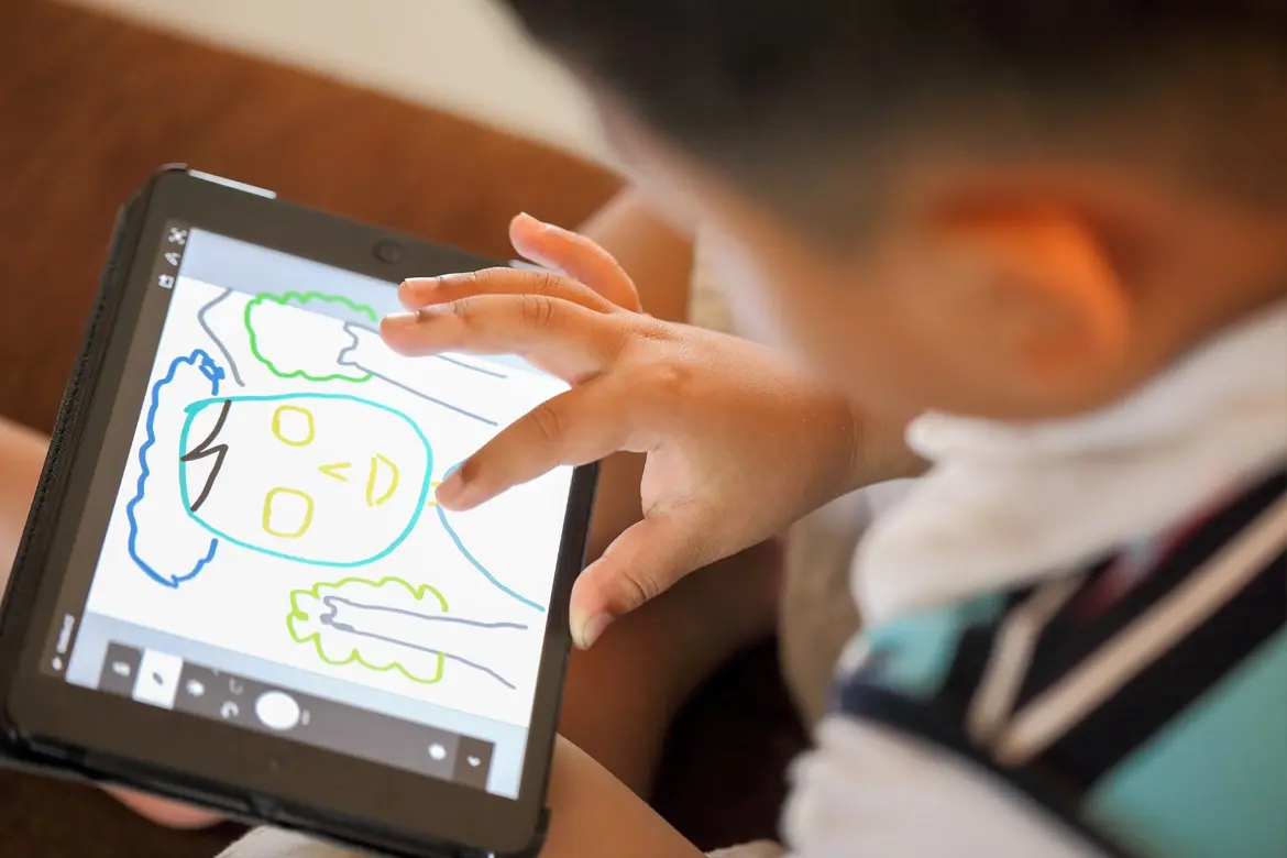 Bé trai 5 tuổi bị cận thị gần 1000 độ, bác sĩ nói thẳng: Chính thói quen này đã huỷ hoại vô số trẻ em!- Ảnh 2.