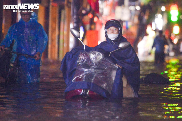 Dân mạng đua nhau kể kỷ niệm trận ngập lịch sử năm 2008 ở Hà Nội- Ảnh 1.