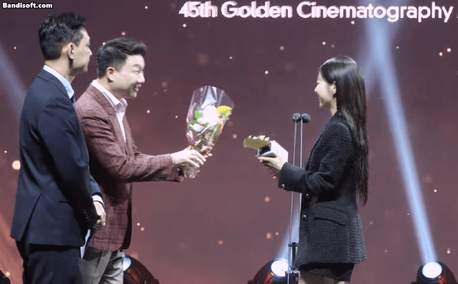 Kh&ocirc;ng biết ăn g&igrave; m&agrave; mỹ nh&acirc;n n&agrave;y cứ trẻ m&atilde;i thế: Đ&acirc;y l&agrave; 18 tuổi chứ 35 nỗi g&igrave;, soi cả ng&agrave;y kh&ocirc;ng thấy nếp nhăn- Ảnh 1.