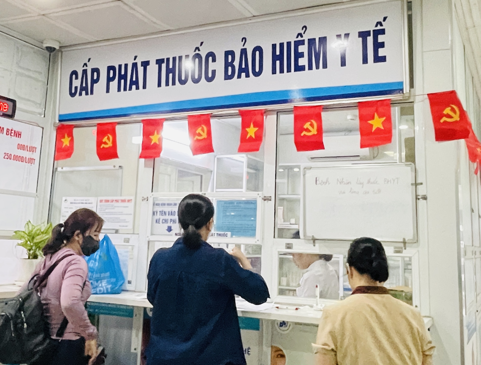 Bộ trưởng Bộ Y tế nói gì về bất cập chuyển tuyến, thuốc BHYT?- Ảnh 1.