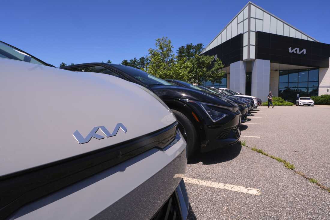 Mỹ chấm dứt trợ cấp xe điện từ hôm nay, người dân đổ xô đi mua trước "giờ G"- Ảnh 1.