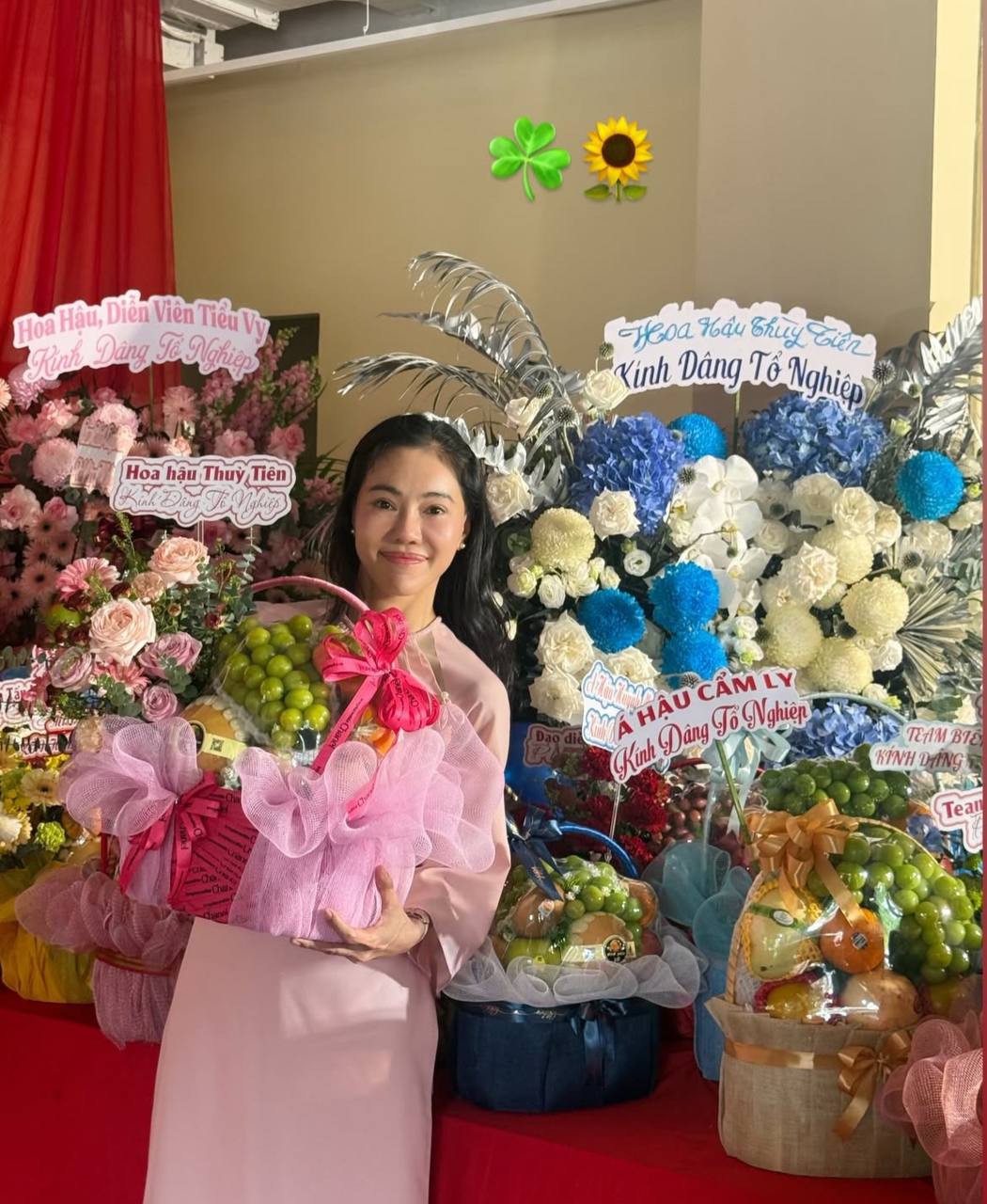 Hành động không ai ngờ tới của bà Phạm Kim Dung dành cho Hoa hậu Thuỳ Tiên- Ảnh 1. Hành động không ai ngờ tới của bà Phạm Kim Dung dành cho Hoa hậu Thuỳ Tiên- Ảnh 1.