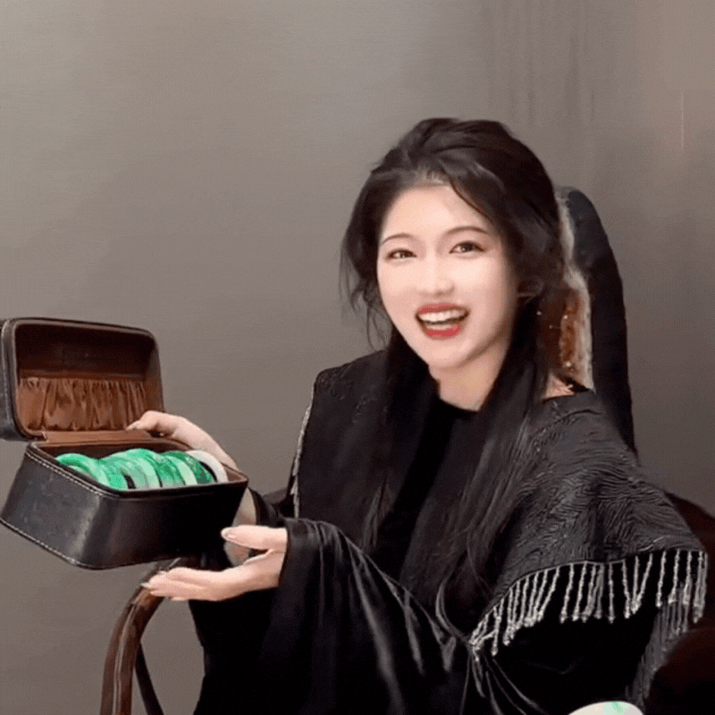 “Rửa mắt” với cuộc sống xa hoa của phú bà U35: Shopping ngọc ngà châu báu, tậu 99 món vàng ròng và biệt phủ cho con gái 3 tuổi!- Ảnh 8.